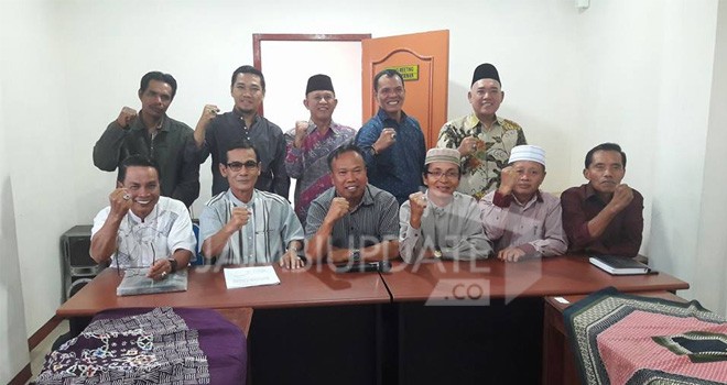 Para tokoh dan Calon Bupati dari Kerinci Hilir usai mengggelar pertemuan di salah satu hotel di Kota Sungai Penuh, Kamis (8/6) kemarin.