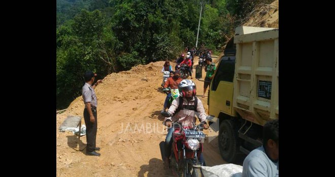 Jalan yang menghubungkan Bangko -Jangkat di kilometer 46 Muarasiau mengalami kemacetan karena sedang mengalami perbaikan.