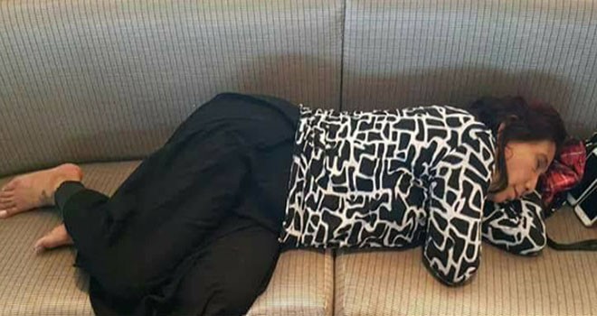 Menteri Susi tertidur di Bandara JFK. Foto: Facebook.