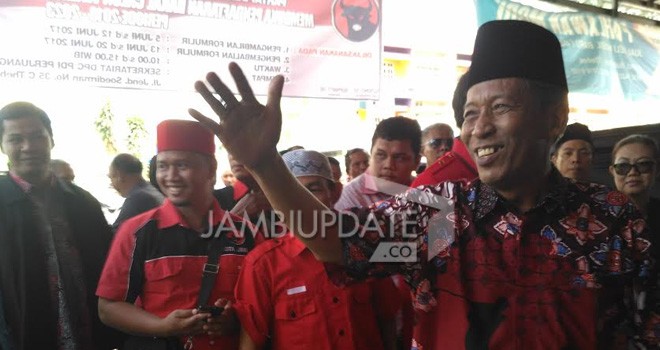 Abdullah Sani saat mengambil Formulir Penjaringan PDIP.