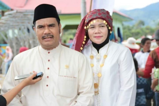Anggota DPR RI Sutan Adil Hendra (SAH) bersama sang isteri.