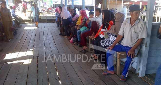 Warga sesaat naik dipelabuhan haji abas.