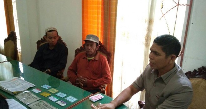 Sulaiman (baju merah) saat mengadu ke Dewan Perwakilan Rakyat Daerah (DPRD) Kabupaten Batanghari.