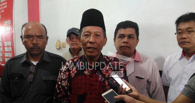 Abdullah Sani saat diwawancari oleh awak media.
