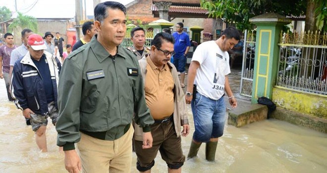 Walikota Jambi, Sy Fasha saat tinjau banjir yang melanda Kota Jambi.