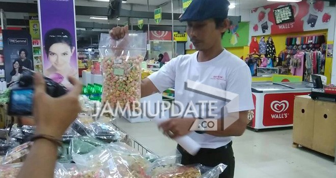 Petugas saat Sidak ke Sejumlah Supermarket di Kota Jambi.