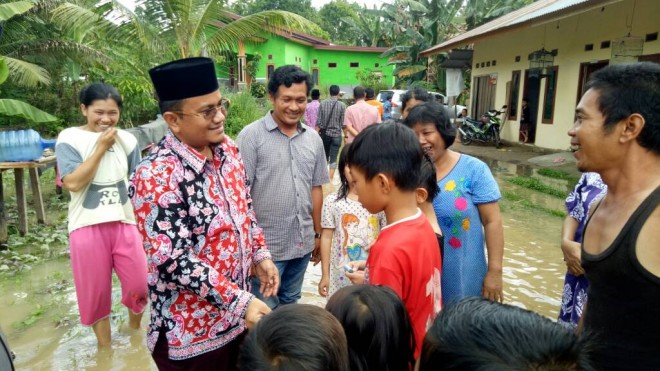 dr. Maulana, MKM saat tinjau rumah warga yang terkena banjir.