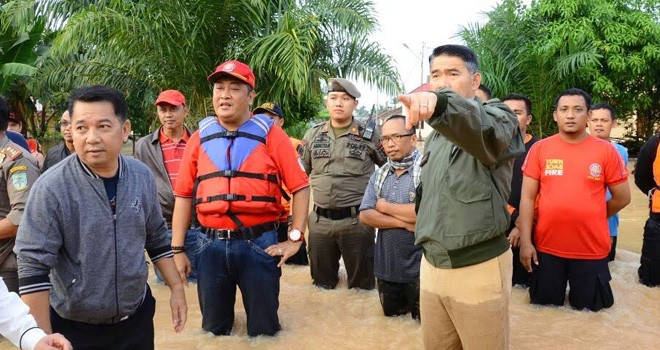Wali Kota Jambi Sy Fasha pun langsung turun memimpin proses evakuasi. 