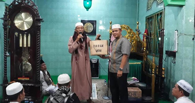 irektorat Reserse Narkoba Polda Jambi menggelar tarawih keliling dalam rangka Safari Ramadan di Masjid Asadiyah Kelurahan Talang Jauh, Kota Jambi. Rabu (14/6) malam.