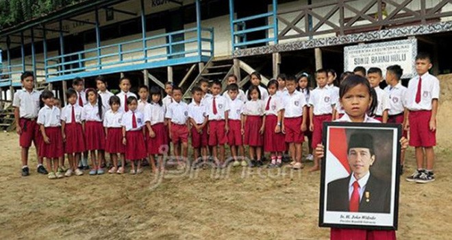 Puluhan murid SDN 002 Bahau Hulu, Apau Ping Malinau berharap Presiden Jokowi bisa menengok dan melihat langsung mereka yang ada di perbatasan, Senin (15/12). Foto: Agussalam/Radar Tarakan/JPNN.com Ilustrasi : Agussalam/Radar Tarakan