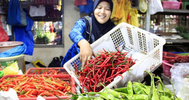 Rini (35), pedagang sayur menunjukkan cabai merah di Pasar Fanindo, Tanjunguncang, Batuaji. Harga cabai merah melonjak naik, dari Rp 35 ribu per kilogramnya menjadi Rp 45 ribu, Kamis (11/5). Ilustrasi : Dalil Harahap/Batam Pos