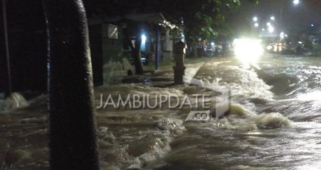 Dua Titik Jalan di Pattimura Terendam Banjir.