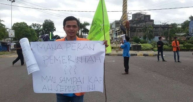 Puluhan mahasiswa turun kejalan menggelar aksi unjuk rasa terkait Pergub Batubara yang telah dihapus untuk dikembalikan lagi.