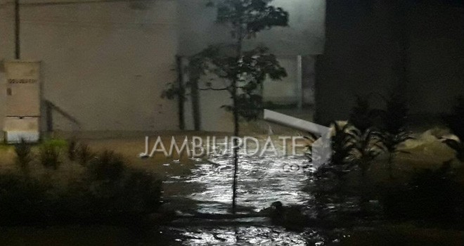 Luapan air dari pintu dua Lapas Jambi.