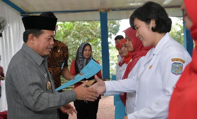 Bupati Merangin H Al Haris menyerahkan SK CPNS kepada 200 bidan desa dan dokter.