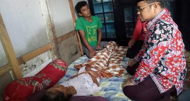 dr. Maulana saat menjenguk Nenek Suyatmi.