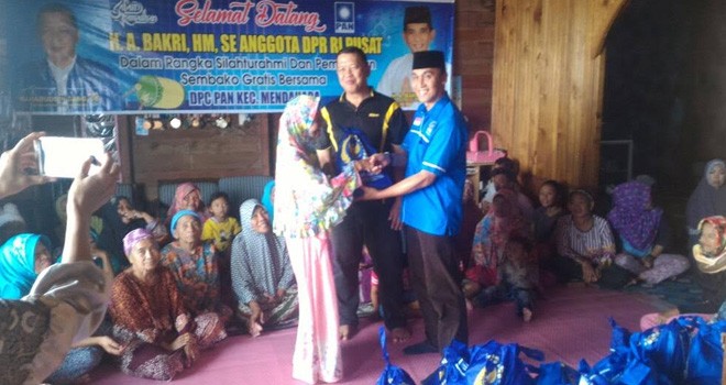 H Bakri saat memberikan bantuan sembako di mendahara.