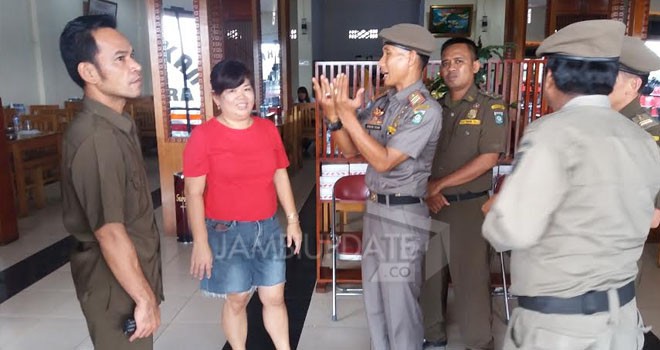 Satpol PP Bungo saat merazia rumah makan yang didapati tengah berjualan di siang hari.