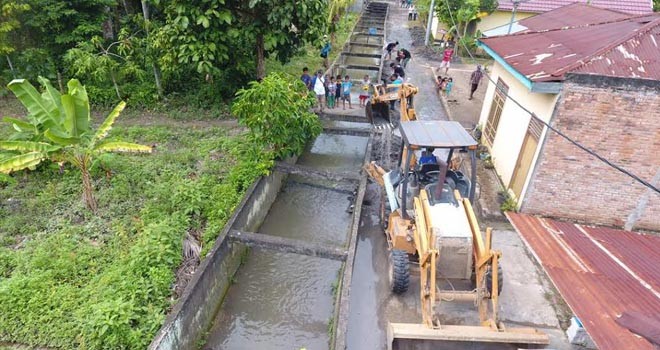 Alat berat saat melakukan perbaikan saluaran salah satu drainase di Kota Jambi.