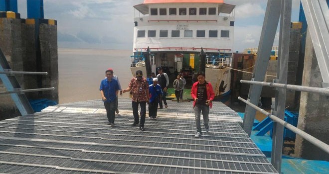 Anggota DPR RI H Bakri saat meninjau persiapan arus mudik melalui jalur laut di Pelabuhan Roro, Tanjab Barat.