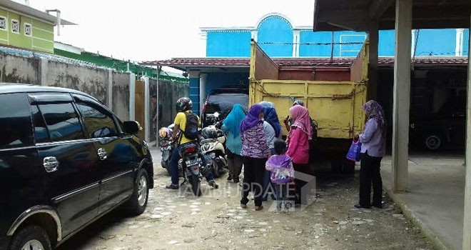 Sejumlah Bidan PTT di Sarolangun saat mendatangi rumah dinas salah satu anggota DPRD Kabupaten Sarolangun.