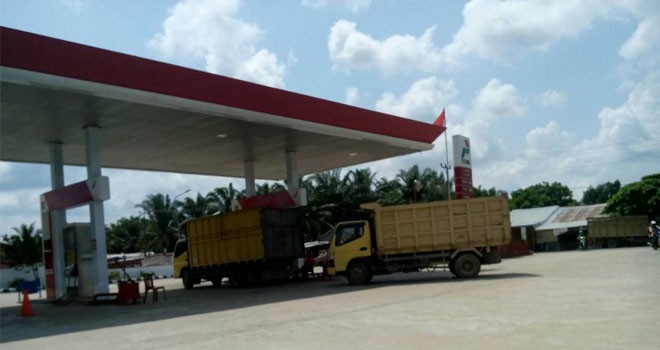 Pom bensin di Tanjab Barat.