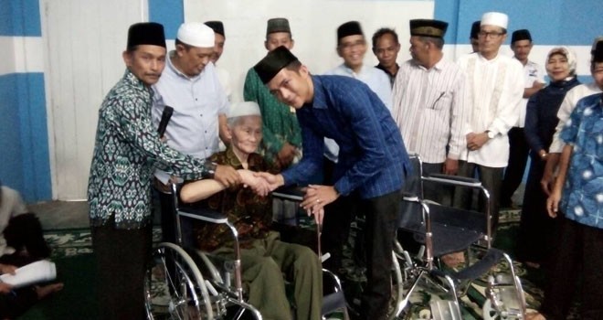 Ketua DPD PAN Kabupaten Batanghari M Haviz Fattah menyerahkan bantuan kepada warga Batanghari
