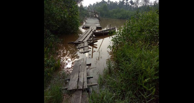 Tampak kondisi jembatan di Kecamatan Seberang Kota, Kabupaten Tanjabbar rusak parah.