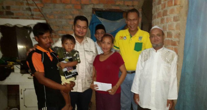 Tim We Love Fasha yang dipmpin H Rahman saat berada di kediaman Sri Roidawati (33) seorang petani warga RT 2 Kelurahan Kenali Besar, Kecamatan Alam Barajo