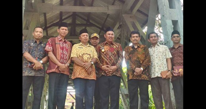 Foto bersama Wakil Bupati Sarolangun, Hilallatil Badri dan Sekda di jembatan Tudung yang berada Desa Rantau Tenang.