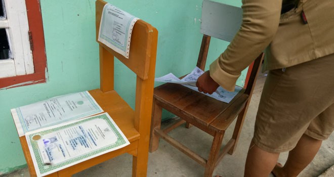 Ijazah siswa-siswi Madrasah Ibtidaiyah Swasta Al-Ikhlas terendam banjir.