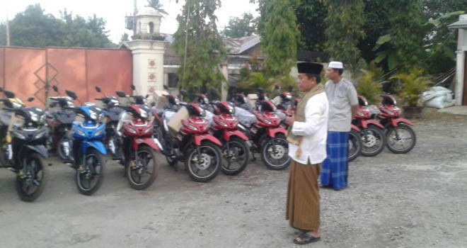 Bupati Merangin Al Haris memberikan motor baru kepada 24 Penyuluh Agama di Merangin.