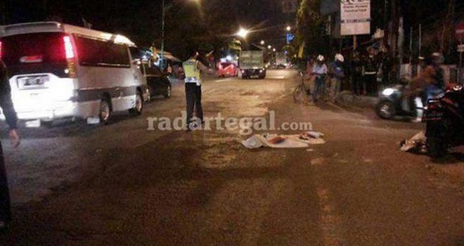 Kecelakaan pemudik motor di Pantura Brebes yang menewaskan seorang balita. (Radar Tegal/JawaPos.com)
