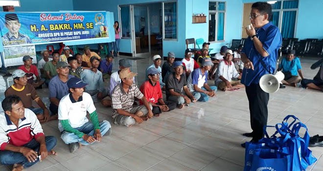 H Bakri memberikan bantuan sembako kepada para tukang becak,tukang ojek dan buruh angkut di Kuala Tungkal.