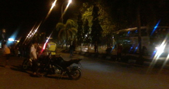 Polisi di merangin menunjukkan sikap arogan pada wartawan saat meliput razia di depan Polres Merangin, Minggu (17/6) malam.
