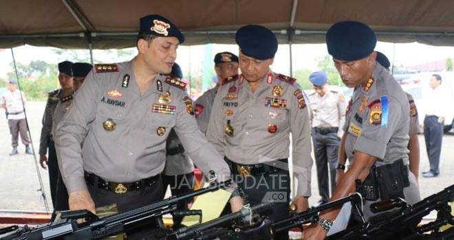 Kapolda Jambi, Brigjen Pol Priyo Widyanto saat cek Alutsista di markas Brimobda Jambi.