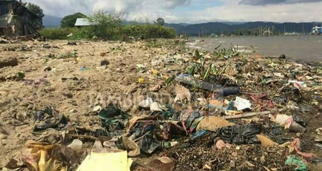 Sampah yang menumpuk dipinggiran danau kerinci.