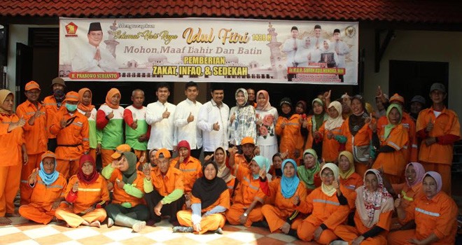 SAH Bagikan Zakat Kepada Penyapu Jalan dan Porter Bandara.