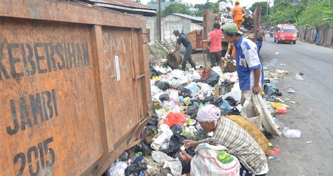 Ilustrasi Petugas mengangkut sampah untuk dibawa ke TPA. Foto: Dok. Jambiupdate