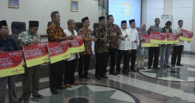 Warga saat menerima buku tabungan.