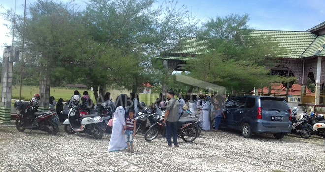 Puluhan Bidan PTT Geruduk Kantor Bupati Sarolangun.