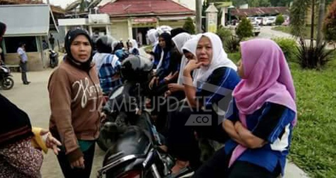 Puluhan Tenaga Kerja Geruduk Kantor DPRD Bungo.