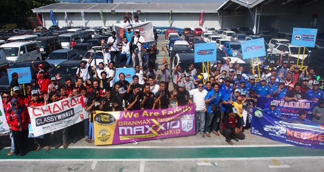 Keluarga peserta klub Daihatsu berfoto bersama manajemen Daihatsu sebelum keberangkatan.