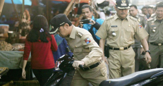 Walikota Bogor, Bima Arya ikut mendorong sepeda motor yang parkir di sembarang tempat. Foto: JPG