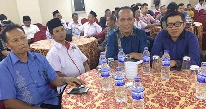 Kabid Humas Polda Jambi, AKBP Kuswahyudi Tresnadi bersama dengan Ketua AJI Jambi, Herri Novealdi.