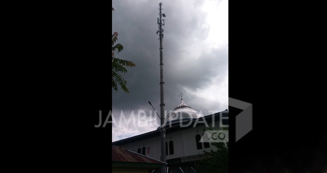 Pendirian tower di Masjid Koto Cayo Semurup, Kecamatan Air Hangat, Kabupaten kerinci yang pendiriannya ditolak oleh warga.