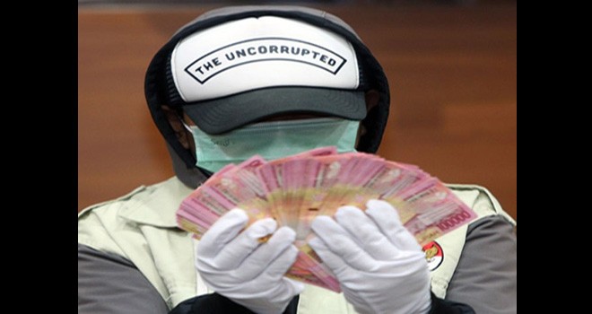 Ilustrasi Penyidik KPK menunjukan barang bukti uang suap (Dok.JawaPos.com)