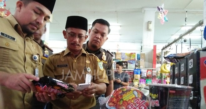 Petugas Dinas Perdagangan dan Perindustrian bersama Satpol PP Kota Jambi saat melakukan sidak makanan di sejumlah Swalayan dan Minimarket yang ada di Kota Jambi.