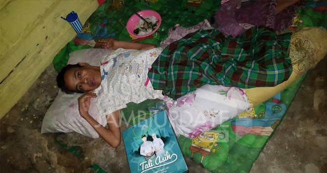 Salah satu warga mendapatkan bantuan dari Team We Love Fasha.