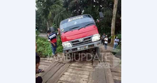 Tampak jembatan patok seratus di Kecamatan Sabak Timur amblas.